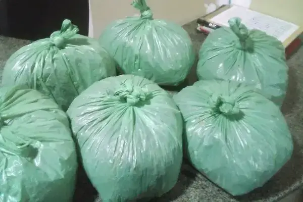 OURO BRANCO: PM prende dois homens com sacos de maconha dentro do carro