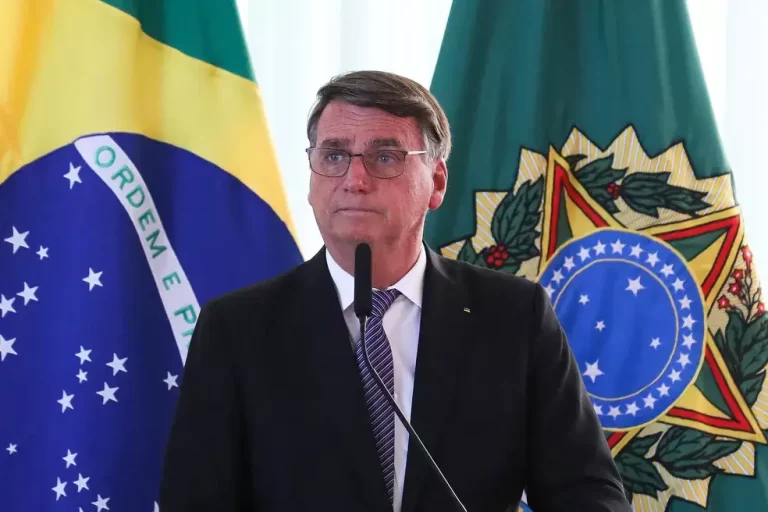 Barroso prorroga por 60 dias apuração sobre conduta de Bolsonaro na pandemia