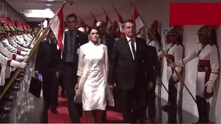 Família Bolsonaro sai constrangida e irritada da posse de Alexandre de Moraes no TSE