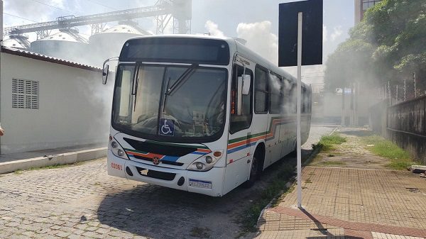Dois ônibus são incendiados por criminosos em Natal