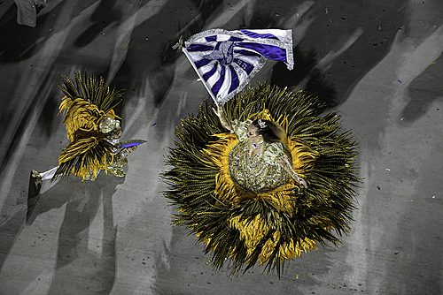 Festa e protesto no segundo dia de desfiles do Grupo Especial