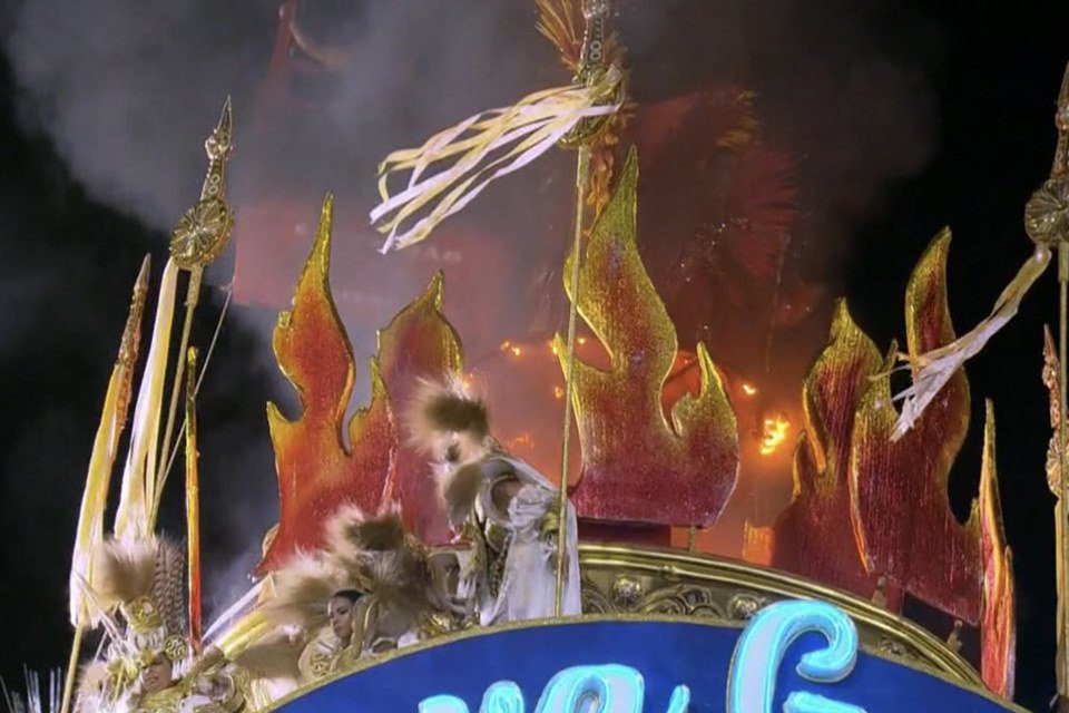 Incêndio atinge abre-alas da Beija-Flor e destaque é içado pelos bombeiros