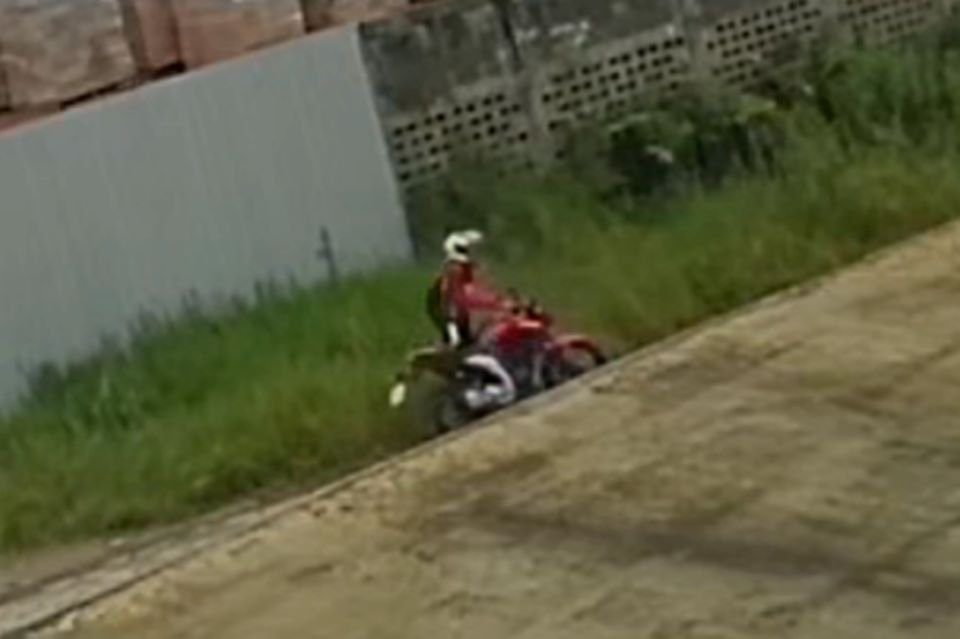 Motociclista é flagrado abandonando