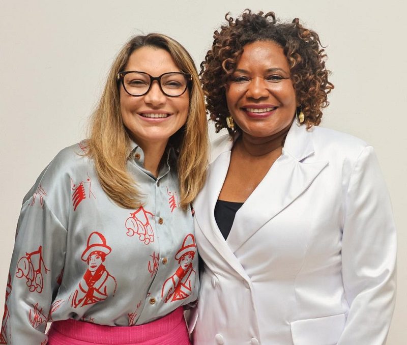 Primeira-dama assiste ao desfile de trios elétricos em Salvador