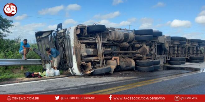 Carreta tomba na perigosa 'curva da morte' em Jardim do Seridó