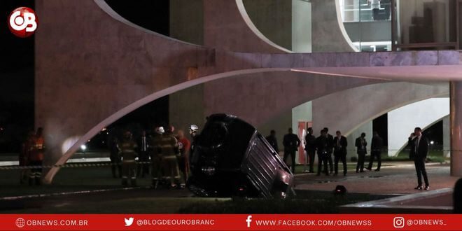 Carro cai em espelho d'água do Palácio do Planalto
