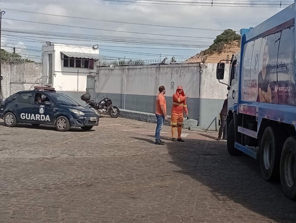 Com escolta da Guarda Municipal, Urbana realiza força-tarefa para regularizar coleta de lixo em Natal após ataques criminosos