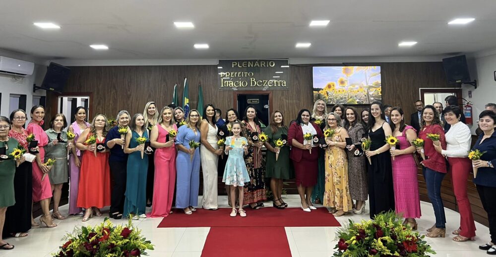 Com o plenário lotado, Câmara homenageia 27 mulheres com a Comenda Mãe Quininha – Gláucia Lima