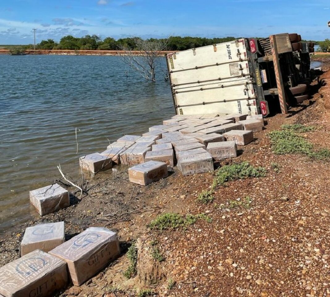 Polícia apreende carga de cigarros contrabandeados após encontrar carreta tombada no RN