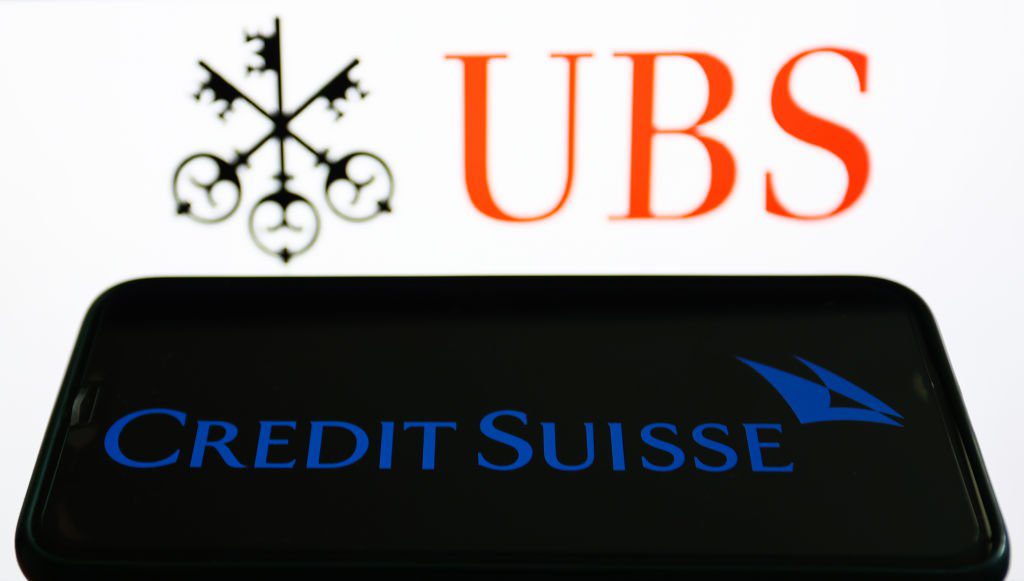 UBS dobra oferta e deve comprar Credit Suisse por US$ 2 bilhões