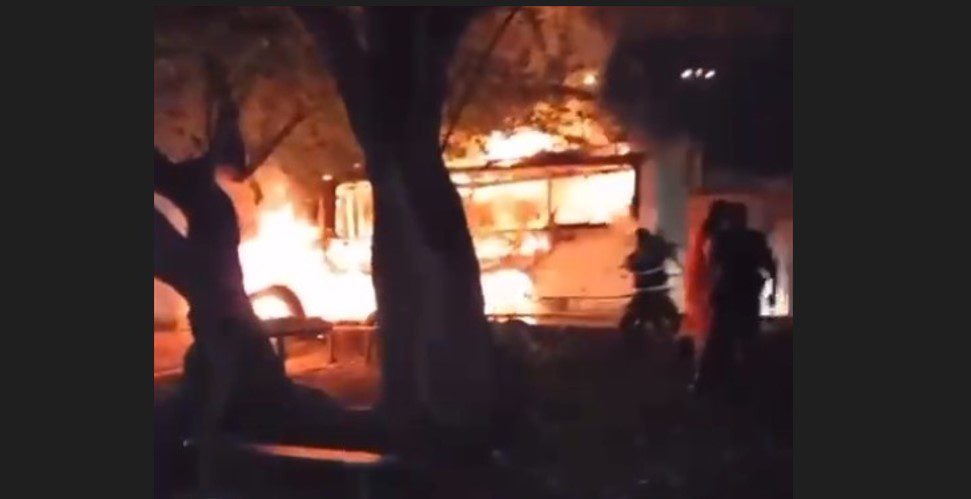 [VÍDEOS] Mais ônibus são incendiados na noite desta terça-feira (15) em Natal