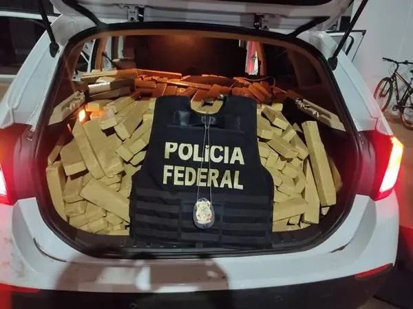 Traficante tenta fugir da PF em BMW com 800Kg de drogas e acaba preso ao parar para fumar maconha