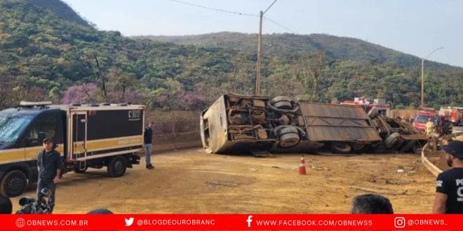 Momento em que ônibus com torcedores do Corinthians tomba em MG