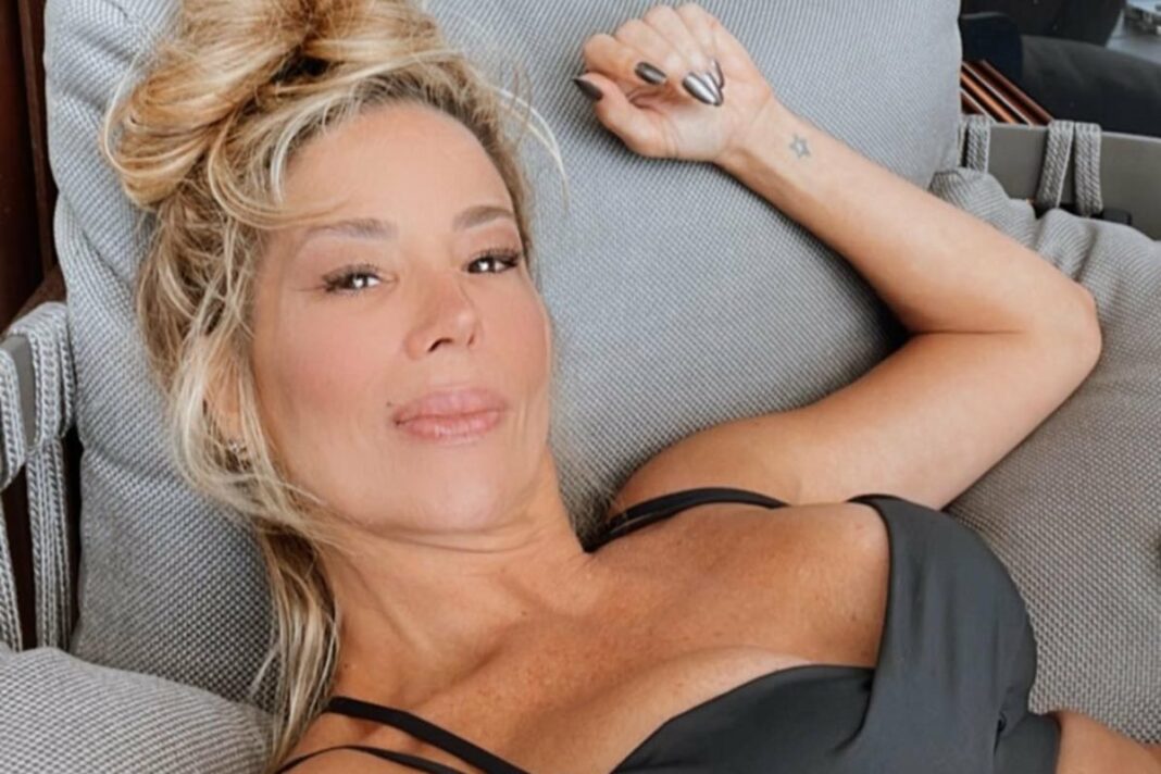 Foto colorida de uma mulher loira deitada - Metrópoles