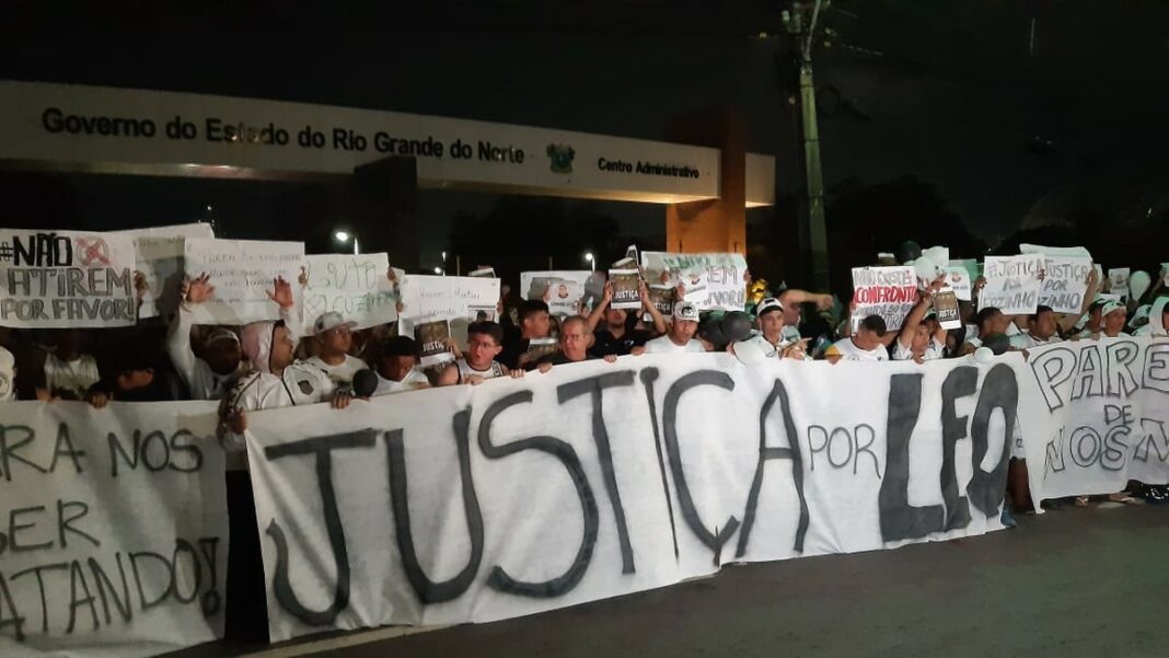 Torcidas organizadas bloqueiam trecho da BR-101 em protesto por torcedor do ABC morto com tiro em confusão na Zona Sul de Natal