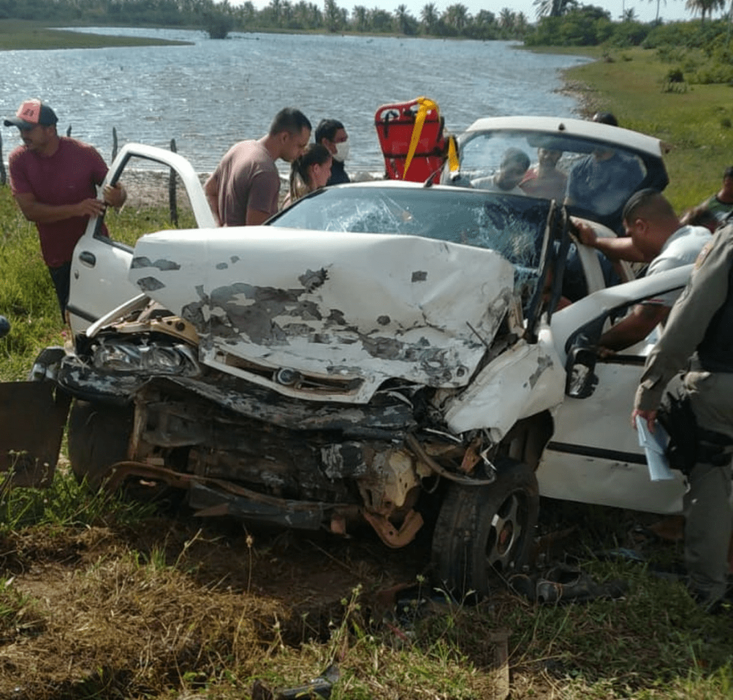 VÍDEO: Uma pessoa morre e sete ficam feridas após batida entre dois carros em rodovia no litoral norte do RN