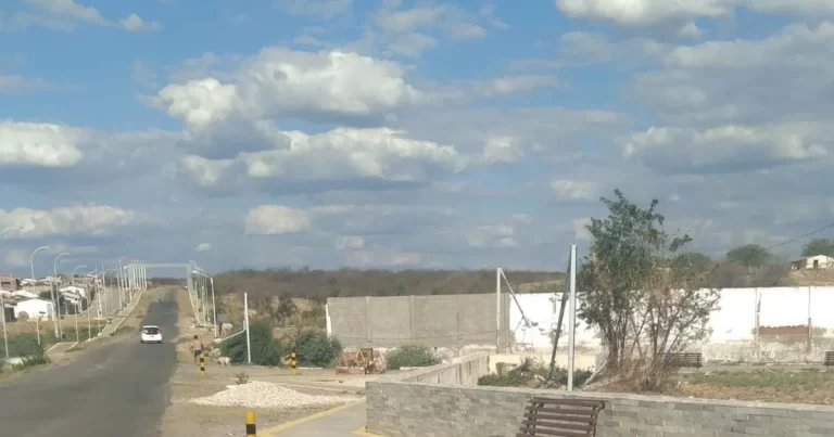 OURO BRANCO: Acidente derruba postes da praça da entrada da cidade