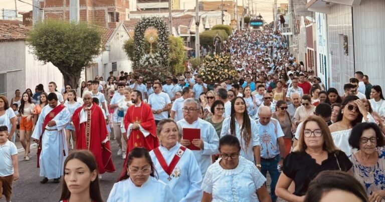 OURO BRANCO: Procissão e missa encerram festa do Divino Espírito Santo; veja vídeo
