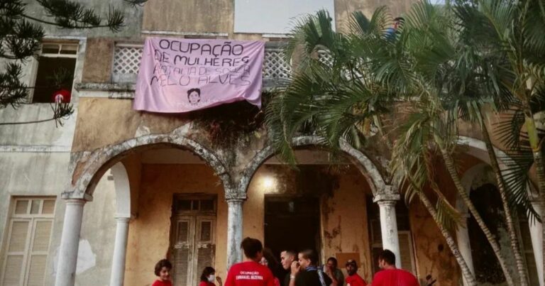 Movimento social de mulheres ocupa prédio da UFRN na Zona Leste de Natal