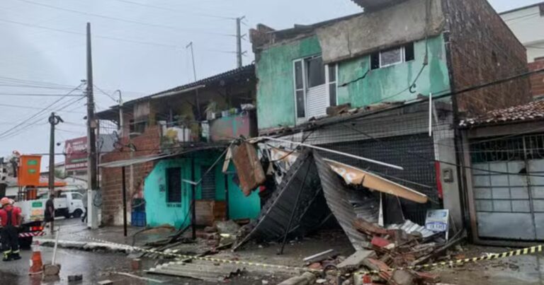 Fachada de casa desaba durante chuvas na Grande Natal