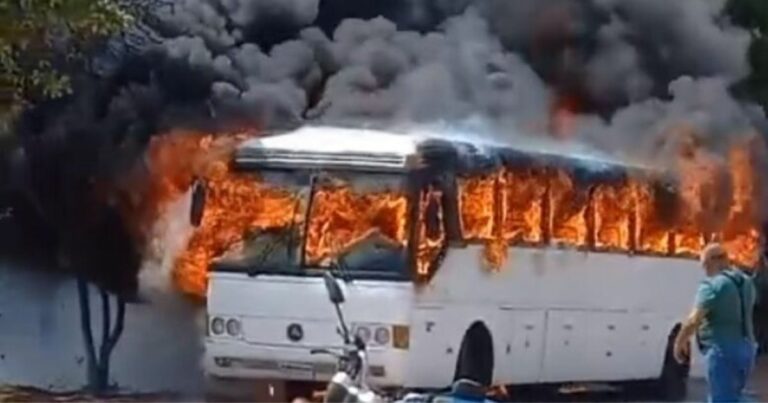 (VÍDEO) Ônibus fretado pelo MLB pega fogo próximo a UPA em Natal