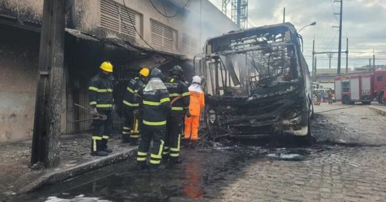 Ônibus fica destruído após pegar fogo na Zona Leste de Natal
