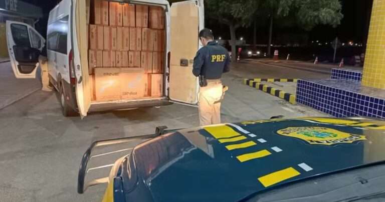 PRF apreende 70 mil maços de cigarros contrabandeados em van abandonada na Grande Natal