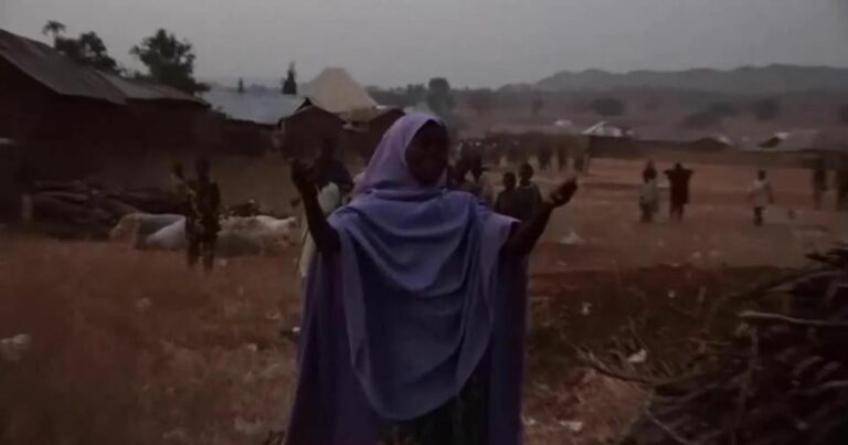 Quase 300 crianças sequestradas na Nigéria são libertas por homens armados, diz governador