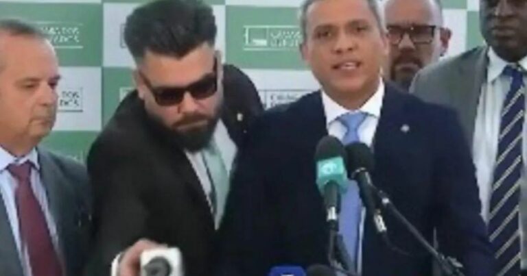 Deputado coloca microfone da Globo no chão e é repreendido por Marinho