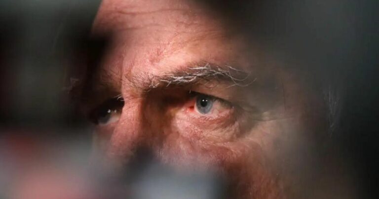 Bolsonaro é indiciado por fraude em cartão de vacinação contra covid