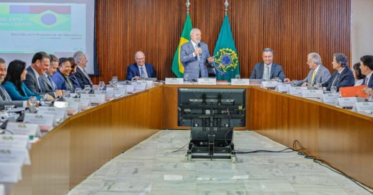 Primeiro ano de governo tem menor taxa de desemprego e aumento de repasses a estados e municípios, diz Lula em reunião ministerial