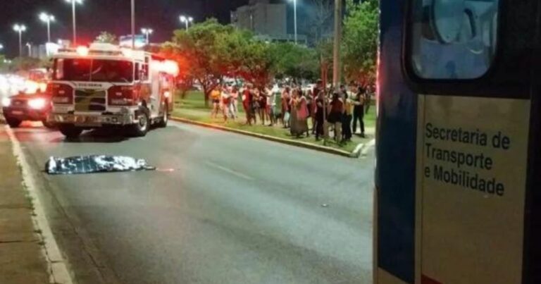 Vídeo: Mulher cai na pista e morre atropelada por ônibus