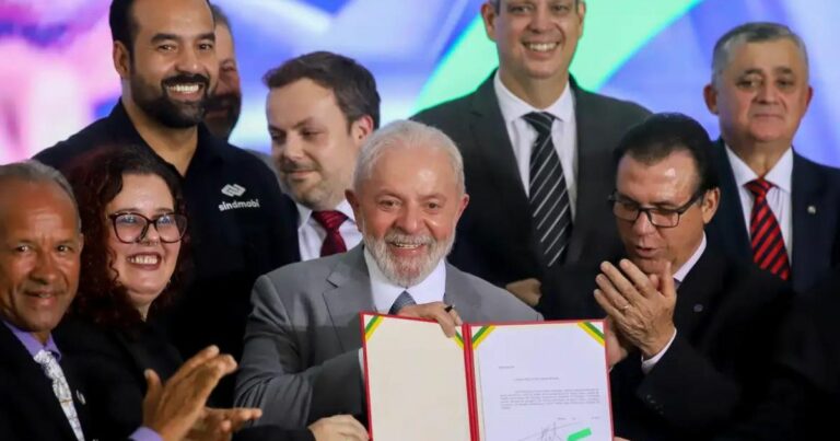 Lula assina projeto que regula atividade por aplicativo