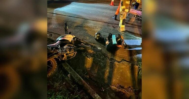 Vídeo. Em fuga, moto invade faixa de pedestre e é atingida por carro