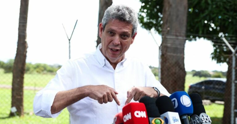 Presidente Lula ouve pautas de sindicatos em reunião neste sábado