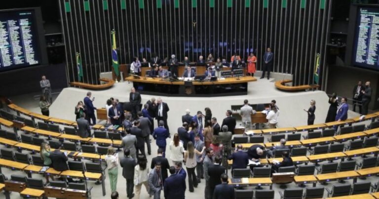 Congresso derruba vetos e eleva valor das emendas parlamentares