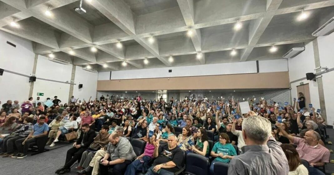 Após assembleia, decisão sobre greve