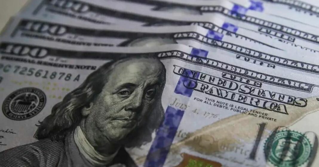 Dólar sobe para R$ 5,46 e fecha no maior nível