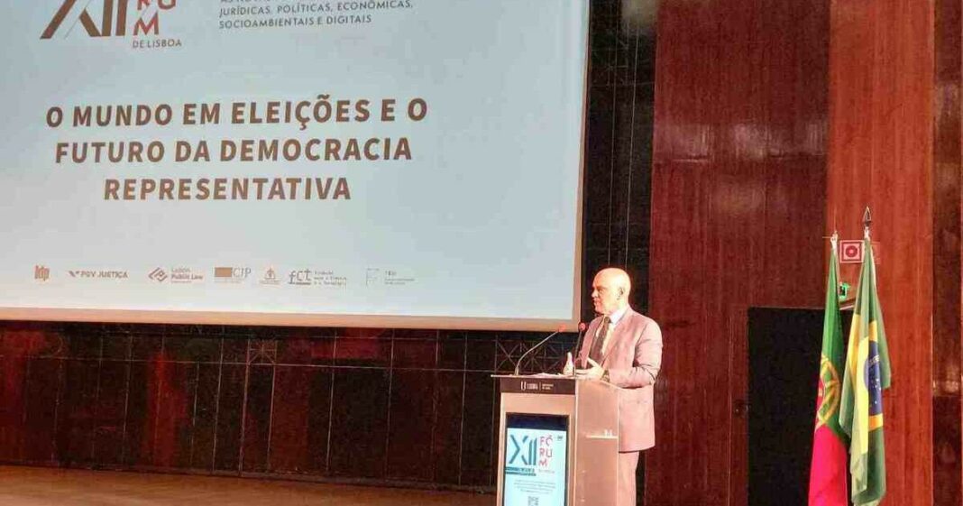 É preciso combater o novo populismo digital