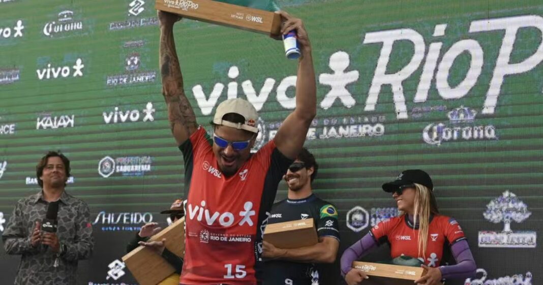 Italo Ferreira vence Yago Dora na final