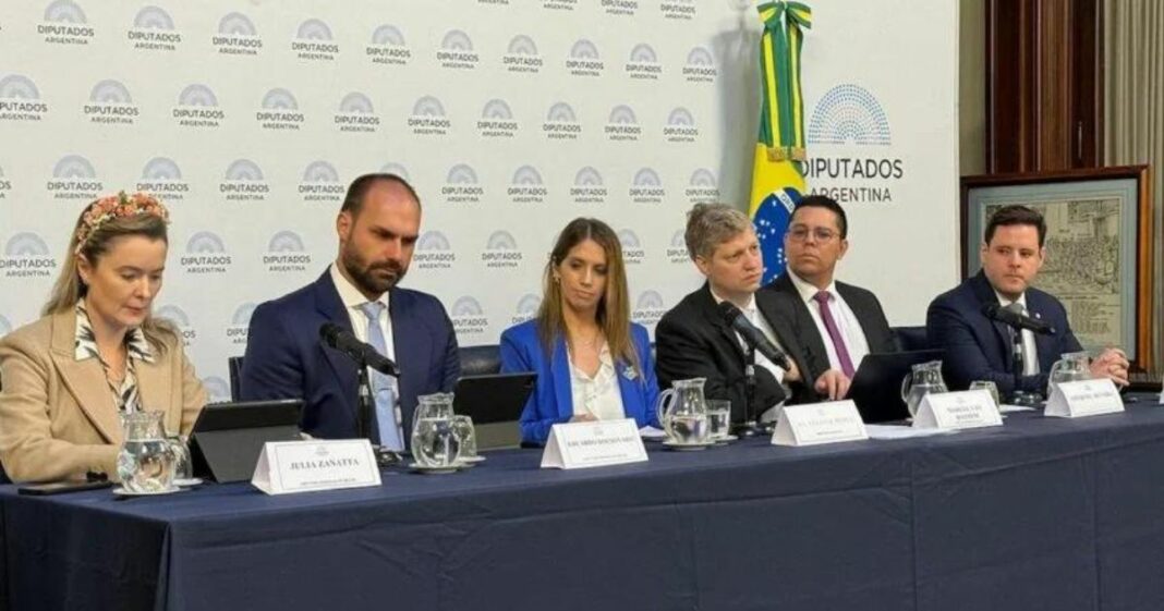 Na Argentina, Eduardo fala