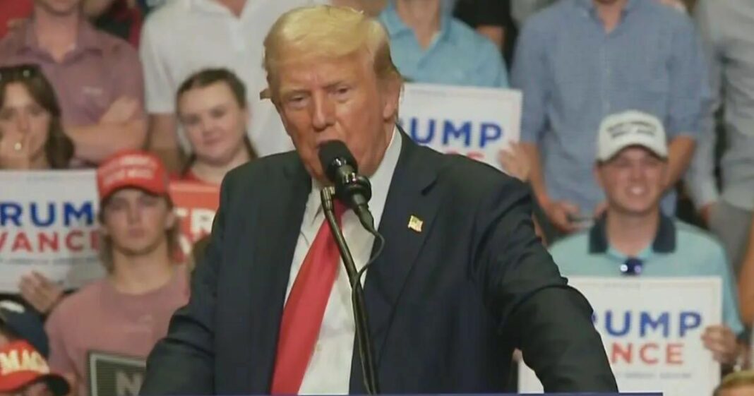 Em primeiro comício após atentado, Trump debocha