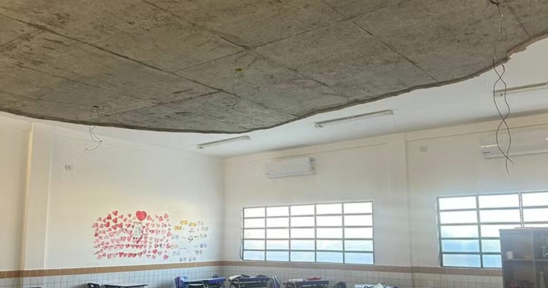 Estudante fica ferida após parte do teto de sala