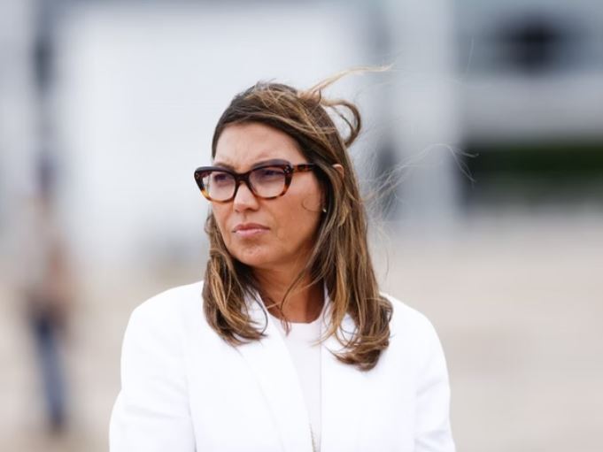 COMISSÃO APROVA MOÇÃO DE REPÚDIO CONTRA JANJA APÓS XINGAMENTO A MUSK