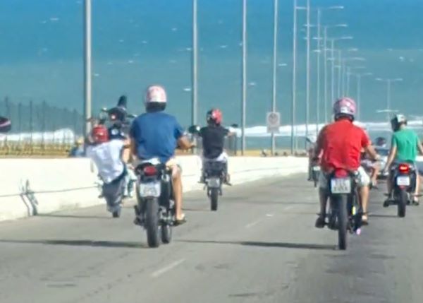 Motoqueiros são flagrados empinando motos na ponte Newton Navarro em Natal