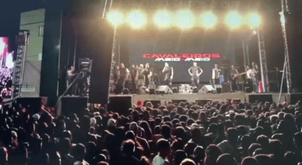 Parte de estrutura do som cai durante show de emancipação política em cidade do interior da Paraíba 