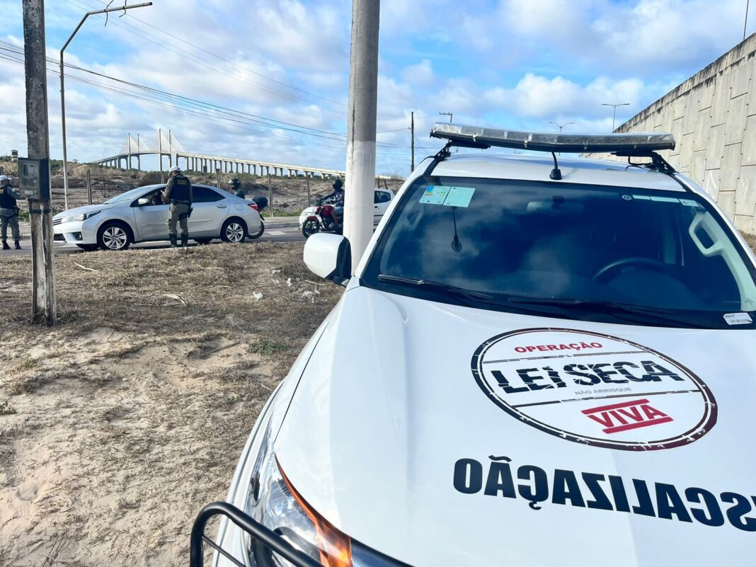 Lei Seca autua pai e filho por dirigir embriagados na zona Leste de Natal