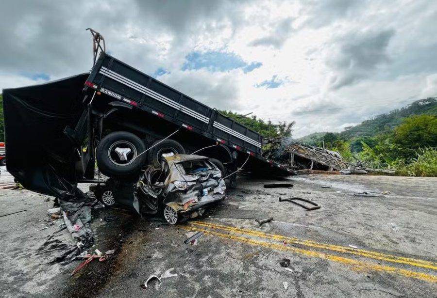 Número de mortos em colisão na BR-116 sobe para 41; motorista da carreta continua foragido