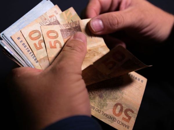 Salário mínimo vai subir R$ 106, e novo valor passará a ser de R$ 1.518