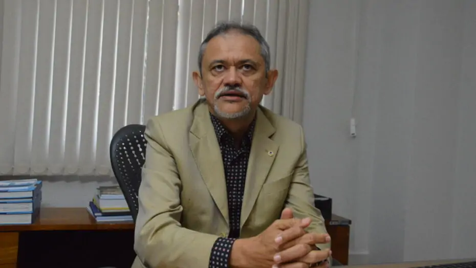 Diretor da Caern corrige Semurb sobre mau cheiro em Ponta Negra